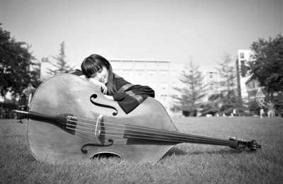 提琴專業(yè)的康康被稱為“人大女神”。 提琴專業(yè)的康康被稱為“人大女神”。