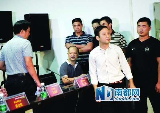 佛山精武會會長梁旭輝在弟子保護下來到現場。 佛山精武會會長梁旭輝在弟子保護下來到現場。