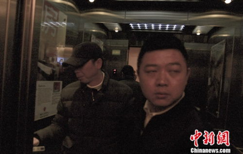 馮小剛(左)與一男子現身酒店(羅攀 耿慶源攝) 馮小剛(左)與一男子現身酒店(羅攀 耿慶源攝)