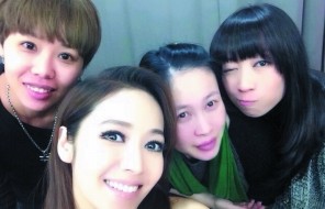 侯佩岑(中)14日在微博公開(kāi)近照,被粉絲看出臉變圓。 侯佩岑(中)14日在微博公開(kāi)近照,被粉絲看出臉變圓。