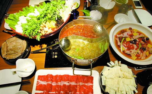 山西火鍋店爆炸事件后,鄭州用電磁爐的火鍋店生意火爆。 山西火鍋店爆炸事件后,鄭州用電磁爐的火鍋店生意火爆。