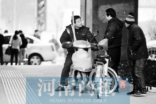 想讓農民工安定下來，城市要給他們相應的福利待遇，還有家的感覺