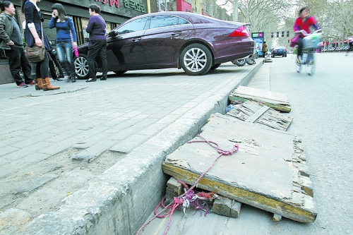 看車人制作的斜木板,引司機停車 看車人制作的斜木板,引司機停車