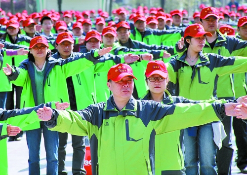 1800名文明志愿者將協助交警勸阻“中國式過馬路” 1800名文明志愿者將協助交警勸阻“中國式過馬路”