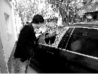 有個人晃了一圈后，寶馬、現代、越野的車窗都“長”出大窟窿