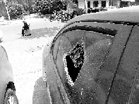 有個人晃了一圈后，寶馬、現代、越野的車窗都“長”出大窟窿