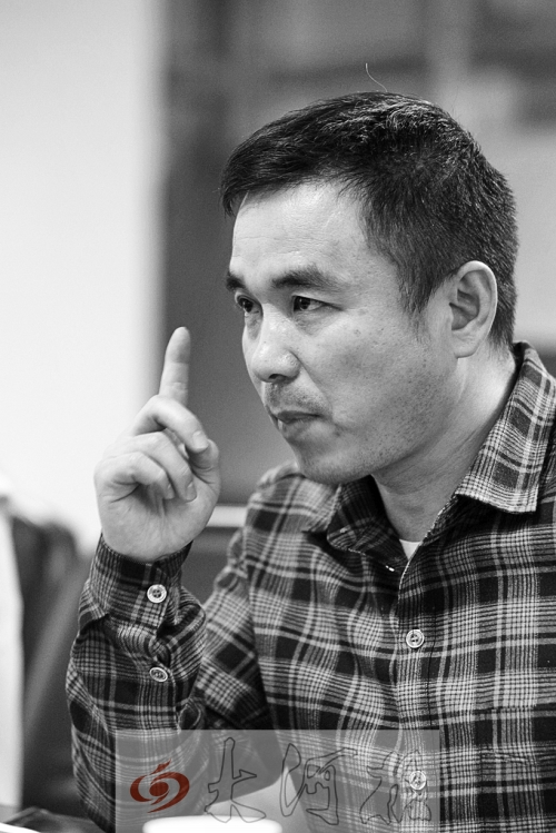 楊建軍接受本報記者采訪 楊建軍接受本報記者采訪