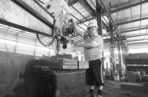 殘疾人員工已經能夠熟練地操控機床 殘疾人員工已經能夠熟練地操控機床