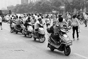 鄭州經三路“電的”扎堆 鄭州經三路“電的”扎堆