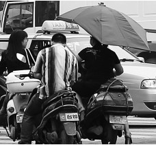 昨日，鄭州市鄭州花園路與農業路交叉口，電動車裝傘埋下安全隱患