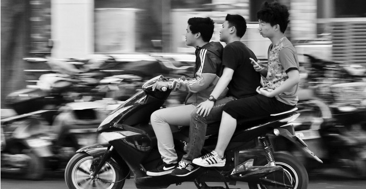 昨日，鄭州經五路與豐產路交叉口電動車超載