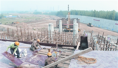 中原西路西南繞城高速公路互通式立交項目已完成總工程量的35%。