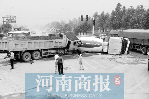 事故現場的附近居民稱,路口的紅綠燈從來沒亮過 事故現場的附近居民稱,路口的紅綠燈從來沒亮過