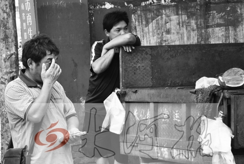 　拿著錢，陳小立感動(dòng)得哭了。