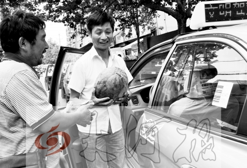 　　的哥將一天的運(yùn)營(yíng)收入捐給陳小立，陳小立送瓜感謝。