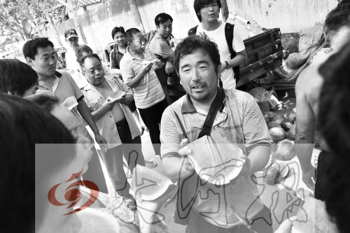 為了表示感謝，陳小立切西瓜分給大家吃。