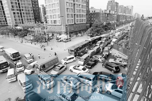 路口四個方向直行、左轉交織，車輛相互抵頭，無法正常通行