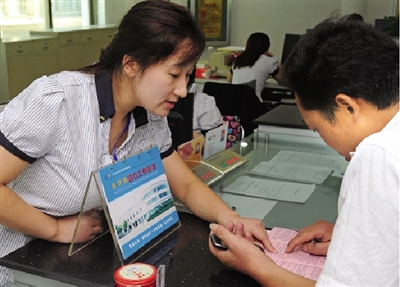一位男士在金水區(qū)房管局辦事窗口詢問公租房申請手續(xù)如何辦理。