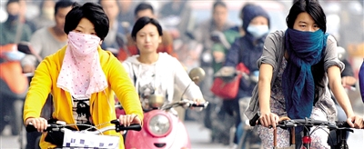 10月8日,鄭州市民遮擋口鼻騎行。 新華社發 10月8日,鄭州市民遮擋口鼻騎行。 新華社發