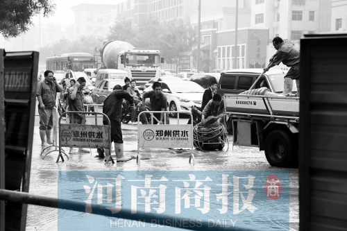 工作人員正在搶修,預計今晚能恢復供水 工作人員正在搶修,預計今晚能恢復供水