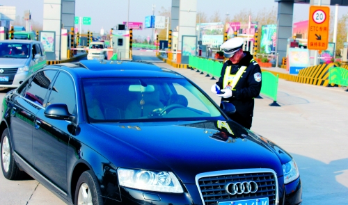 高速交警對一輛超速車進行現場處罰 高速交警對一輛超速車進行現場處罰
