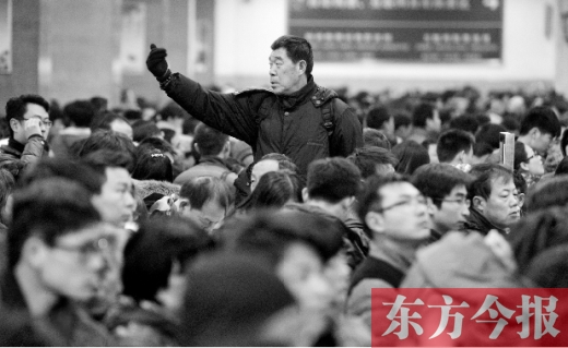 一場雨夾雪讓鄭州火車站的客流又增加了不少。昨天,售票大廳內排隊購票的旅客摩肩接踵 一場雨夾雪讓鄭州火車站的客流又增加了不少。昨天,售票大廳內排隊購票的旅客摩肩接踵