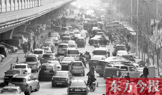 鄭大一附院北門的馬路被非機(jī)動(dòng)車占去一條車道,這里也極易造成交通擁堵 鄭大一附院北門的馬路被非機(jī)動(dòng)車占去一條車道,這里也極易造成交通擁堵