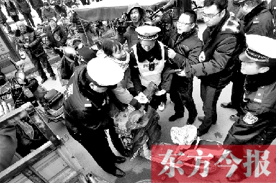 面對要暫扣的非機(jī)動(dòng)車,看車人急了 面對要暫扣的非機(jī)動(dòng)車,看車人急了