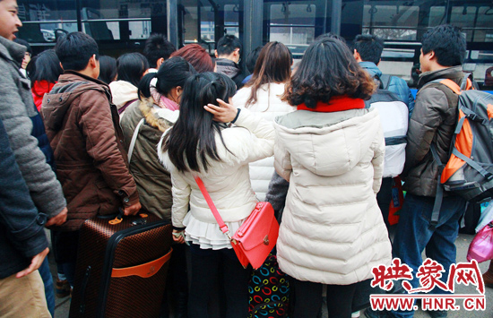 金水路紫荊山公交樞紐站牌處經常是人頭攢動。