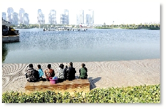 昨天中午,如意湖畔,在這樣的天氣曬太陽是一種享受。 記者 馬健 圖 昨天中午,如意湖畔,在這樣的天氣曬太陽是一種享受。 記者 馬健 圖