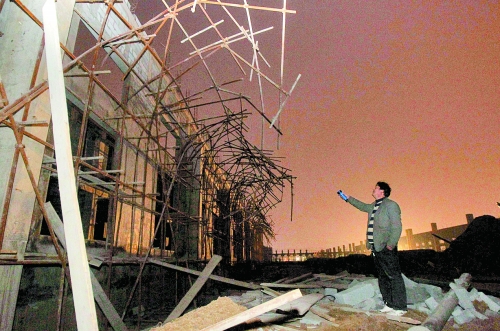 三四十米長的腳手架發生坍塌 三四十米長的腳手架發生坍塌