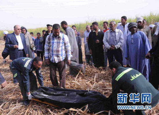 2月26日，在埃及旅游城市盧克索附近，急救人員在熱氣球事故現場搬運遇難者遺體。 新華社發
