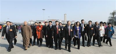 昨日，中國人民政治協(xié)商會議第十二屆全國委員會第一次會議在北京人民大會堂開幕。這是全國政協(xié)委員走向人民大會堂。新華社記者 陳樹根 攝