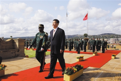 3月26日,南非總統祖馬在比勒陀利亞聯邦大廈前廣場舉行儀式,歡迎中國國家主席習近平訪問南非。這是習近平檢閱儀仗隊。新華社記者 蘭紅光 攝 3月26日,南非總統祖馬在比勒陀利亞聯邦大廈前廣場舉行儀式,歡迎中國國家主席習近平訪問南非。這是習近平檢閱儀仗隊。新華社記者 蘭紅光 攝