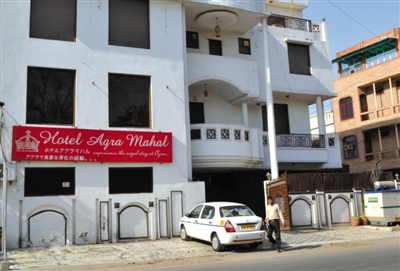 3月19日,印度北部阿格拉,一名英國女游客在旅館住店,有兩人企圖闖入她的房間,因害怕遭到強奸,她從旅 3月19日,印度北部阿格拉,一名英國女游客在旅館住店,有兩人企圖闖入她的房間,因害怕遭到強奸,她從旅