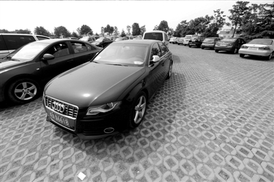 3月30日,掛有AZG(安徽政府公務的拼音縮寫)通行證的車輛停放在合肥市小蜀山公墓停車場內。 3月30日,掛有AZG(安徽政府公務的拼音縮寫)通行證的車輛停放在合肥市小蜀山公墓停車場內。