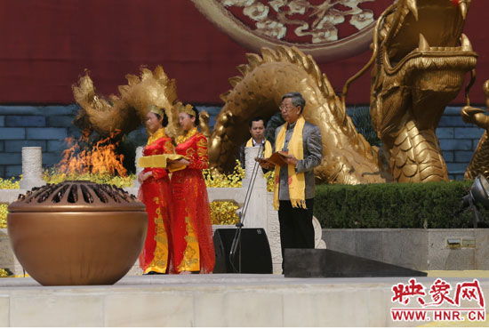 中華炎黃文化研究會會長許嘉璐宣讀拜祖大典拜祭文。映象網(wǎng)記者 邵恰 攝 中華炎黃文化研究會會長許嘉璐宣讀拜祖大典拜祭文。映象網(wǎng)記者 邵恰 攝