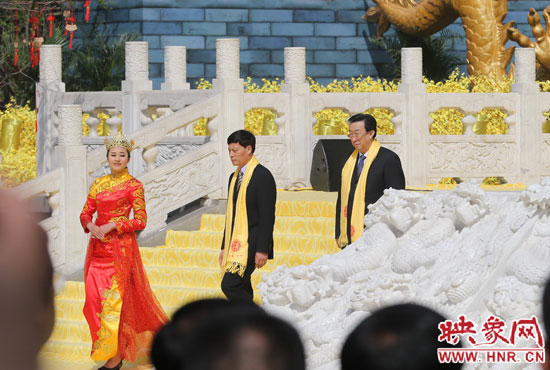 河南省委書記、省人大常委會主任郭庚茂,河南省省長謝伏瞻敬獻花籃。映象網(wǎng)記者 邵恰 攝 河南省委書記、省人大常委會主任郭庚茂,河南省省長謝伏瞻敬獻花籃。映象網(wǎng)記者 邵恰 攝