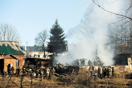4月26日,俄羅斯救援人員在莫斯科州德米特羅夫區拉緬斯基村發生火災的精神病院滅火。 IC供圖 4月26日,俄羅斯救援人員在莫斯科州德米特羅夫區拉緬斯基村發生火災的精神病院滅火。 IC供圖