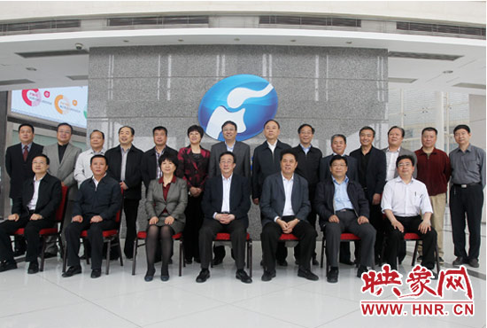 郭庚茂等省領(lǐng)導(dǎo)與省廣電局、河南電視臺的同志們合影