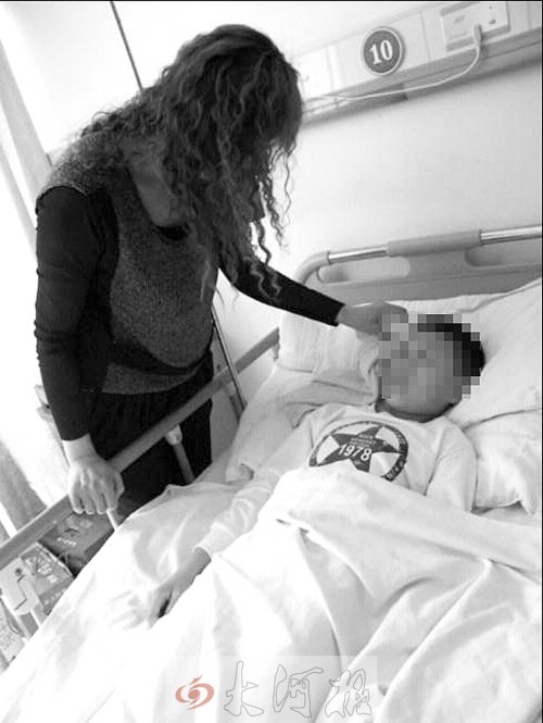 老師持掃帚打學生30分鐘 一個班20個同學被打過 老師持掃帚打學生30分鐘 一個班20個同學被打過