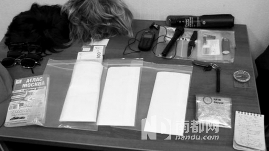 在福格爾身上發現的技術裝備和易容用具。 在福格爾身上發現的技術裝備和易容用具。