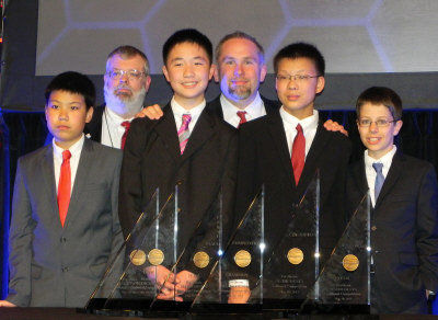 孫嘯秋(右二)與獲得團(tuán)體組冠軍的隊(duì)友任昊淼(前左一)、林浩然(前左二)、Matthew Lipman