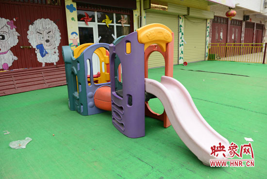 幼兒園里孤零零的滑梯 幼兒園里孤零零的滑梯