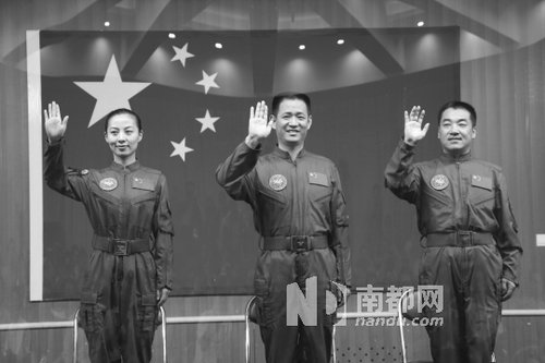 神舟十號航天員王亞平(左)、聶海勝(中)、張曉光(右)。 新華社發 神舟十號航天員王亞平(左)、聶海勝(中)、張曉光(右)。 新華社發