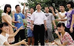 同學(xué)們用手臂連成光環(huán)，把班主任老師圍起來(lái)，表達(dá)對(duì)他的敬意和謝意。