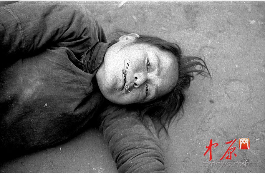 饑荒受災(zāi)者，她嘴里咬了幾根草