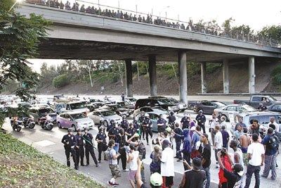 地點:美國洛杉磯。大批警察和示威者正在對峙 地點:美國洛杉磯。大批警察和示威者正在對峙