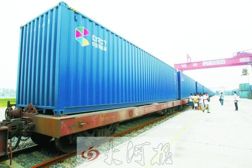 裝好貨物的車廂等待車頭發車 裝好貨物的車廂等待車頭發車