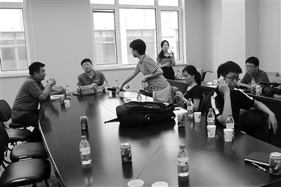 昨日，什剎海街道辦事處第四會議室，“什剎海女童練攤父親被打”事件的通氣會現場。